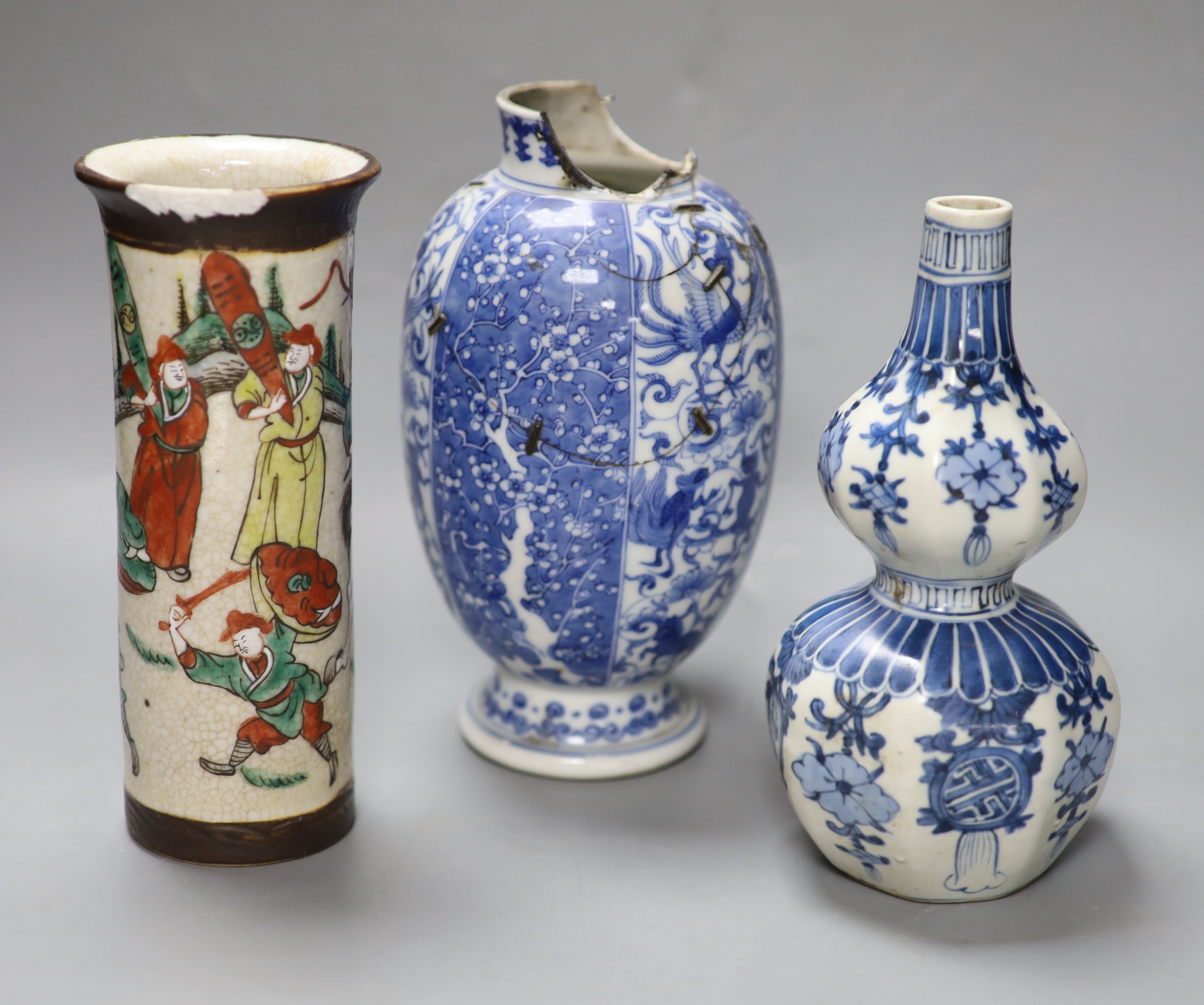 A Chinese blue and white gourd vase, a famille rose sleeve vase and a Japanese blue and white vase, height 20cm (a.f)